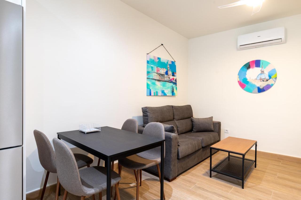 Apartamentos Cervantes 17 Sevilla Bagian luar foto