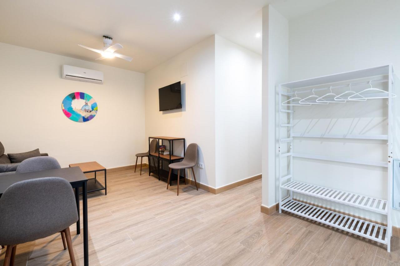 Apartamentos Cervantes 17 Sevilla Bagian luar foto