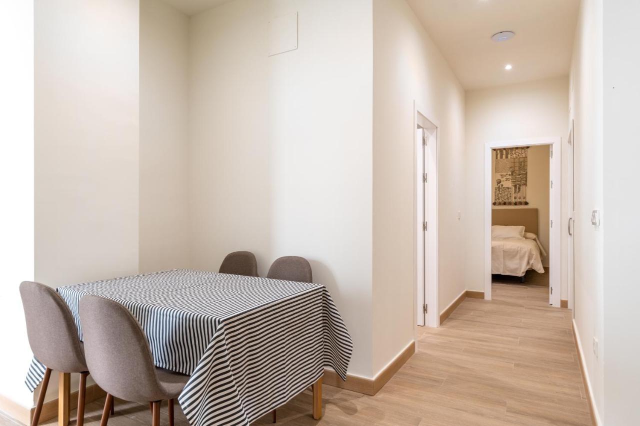 Apartamentos Cervantes 17 Sevilla Bagian luar foto