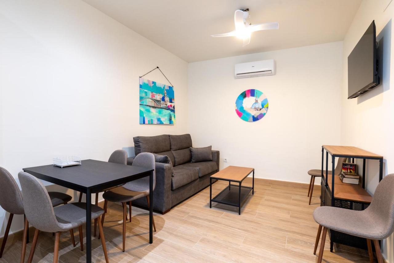 Apartamentos Cervantes 17 Sevilla Bagian luar foto