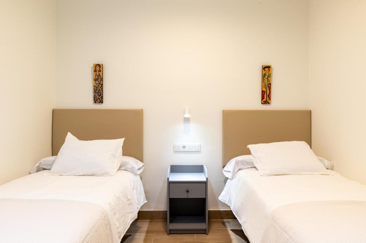 Apartamentos Cervantes 17 Sevilla Bagian luar foto