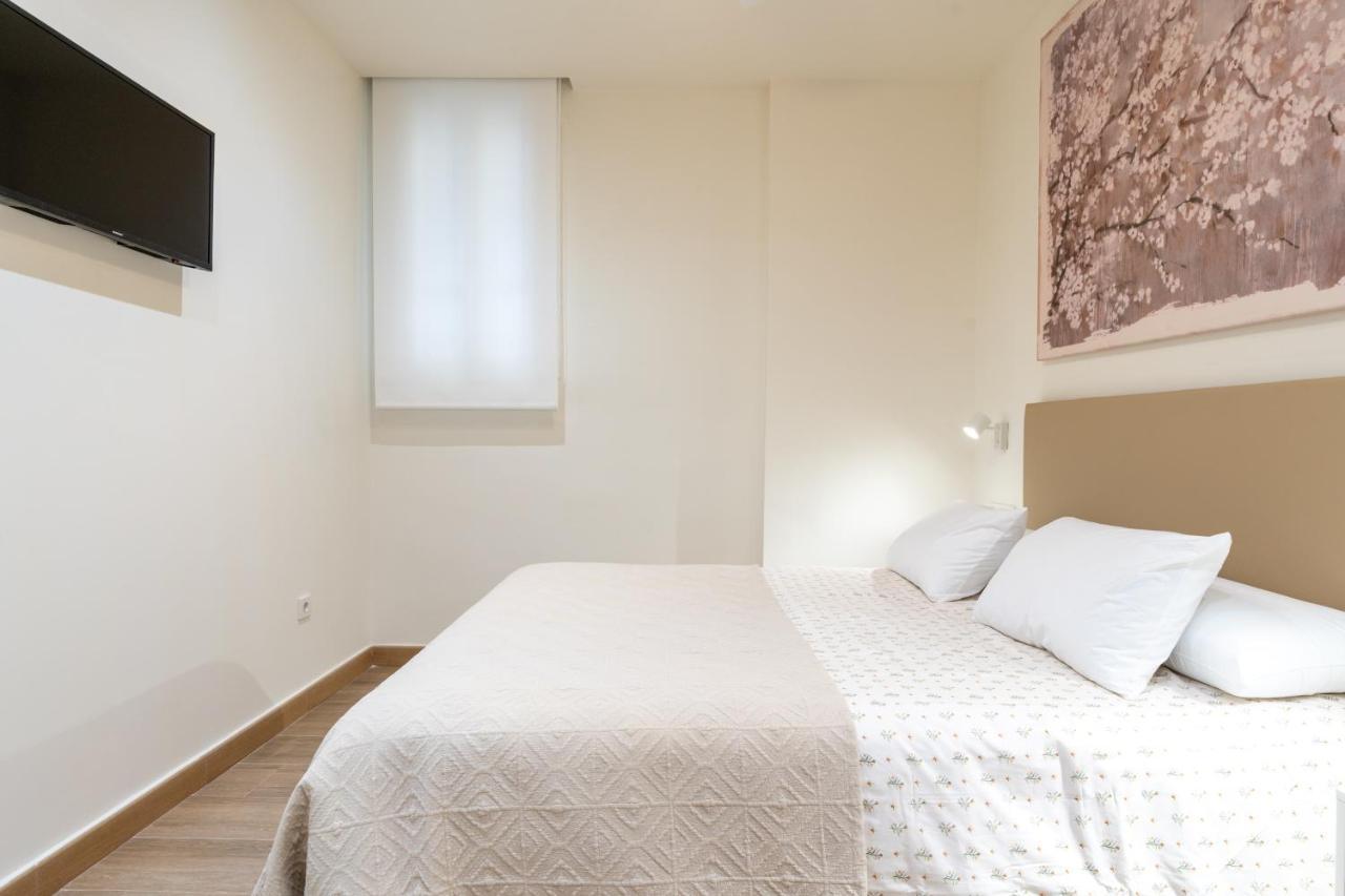 Apartamentos Cervantes 17 Sevilla Bagian luar foto
