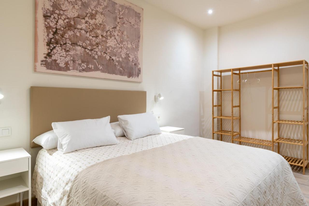 Apartamentos Cervantes 17 Sevilla Bagian luar foto