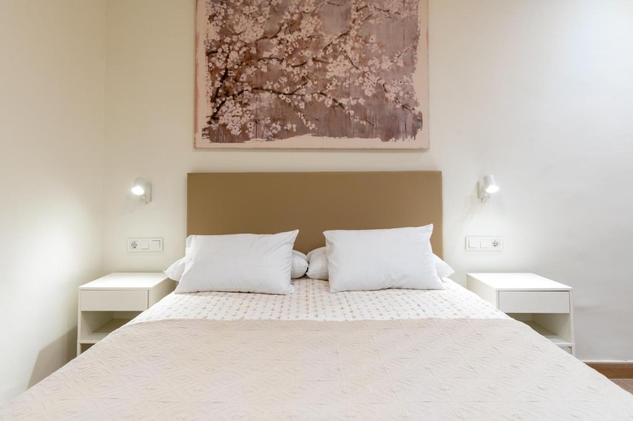 Apartamentos Cervantes 17 Sevilla Bagian luar foto