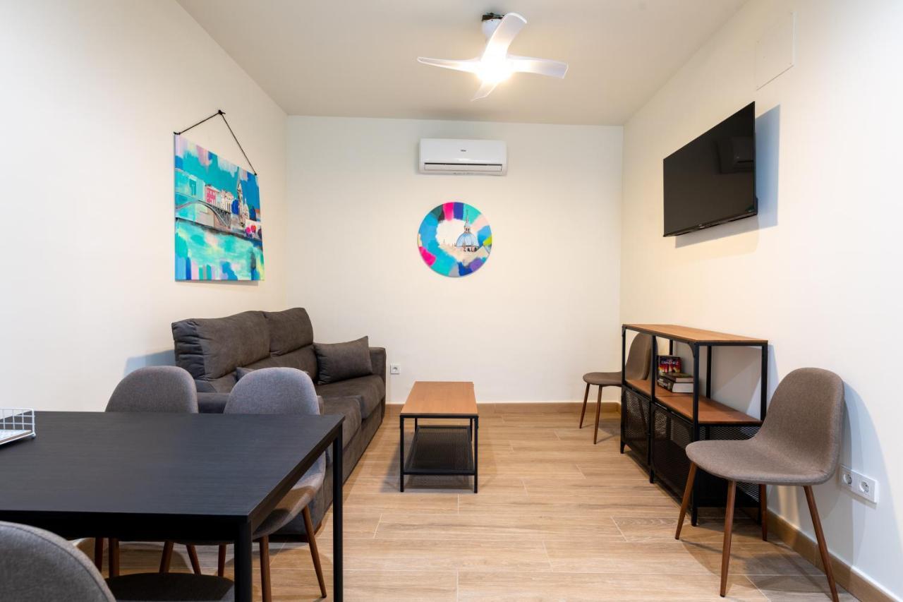 Apartamentos Cervantes 17 Sevilla Bagian luar foto
