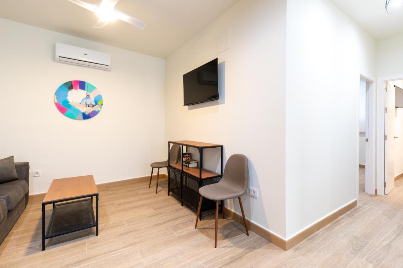 Apartamentos Cervantes 17 Sevilla Bagian luar foto