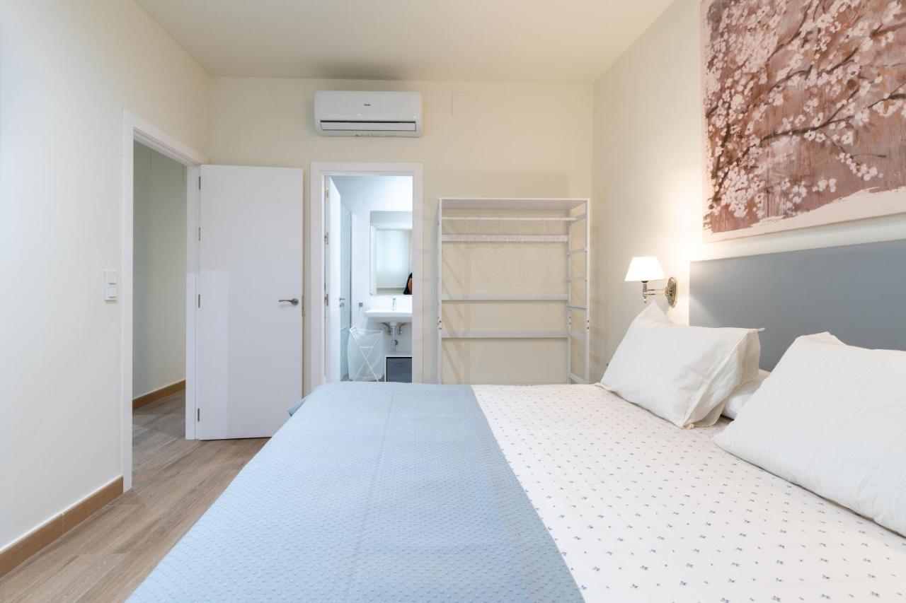 Apartamentos Cervantes 17 Sevilla Bagian luar foto