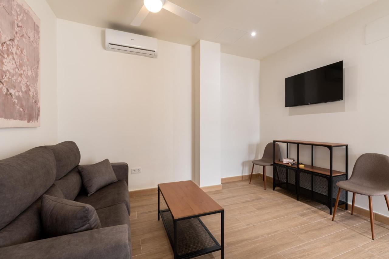 Apartamentos Cervantes 17 Sevilla Bagian luar foto
